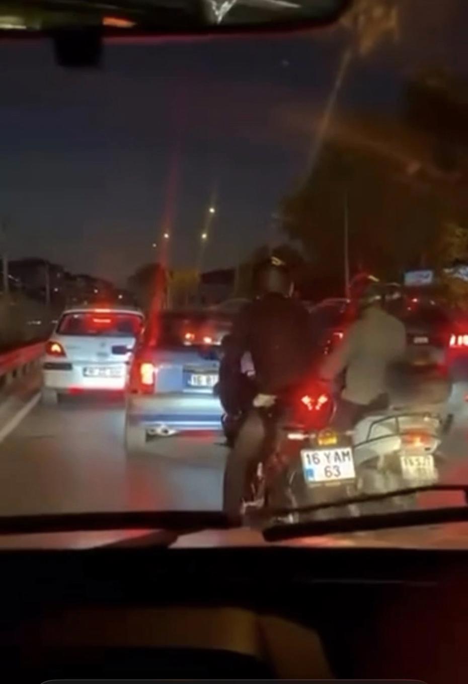 Yol Vermeyen Otomobil Sürücüsüne Öfkeli Motosiklet Sürücüleri Müdahale Etti