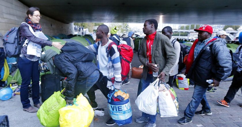 Paris Olimpiyatları öncesinde göçmenlerin başka şehirlere taşınması belediye başkanlarını kızdırdı