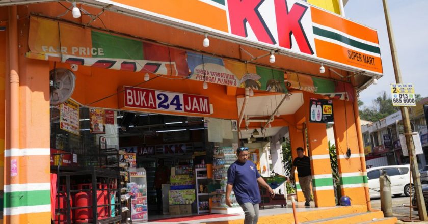 Malezya'da “Allah” yazılı çorap satan bir mağazaya molotof kokteylli saldırı.