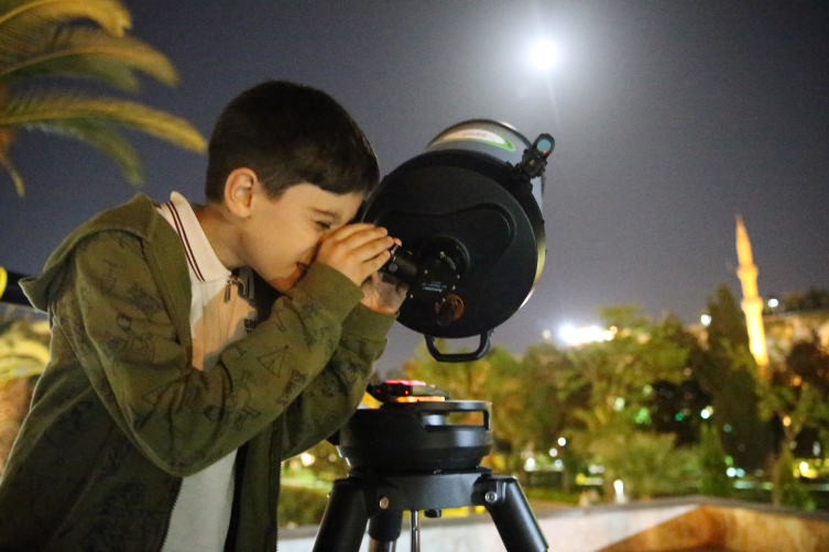 Öğrenciler teleskopla gökyüzünü gözlemledi