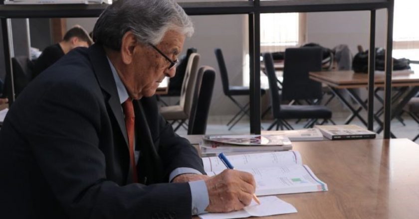 82 yaşındaki öğretmen matematik problemlerini çözerek Alzheimer'a karşı direniyor – Son Dakika Türkiye, Hayat Haberleri