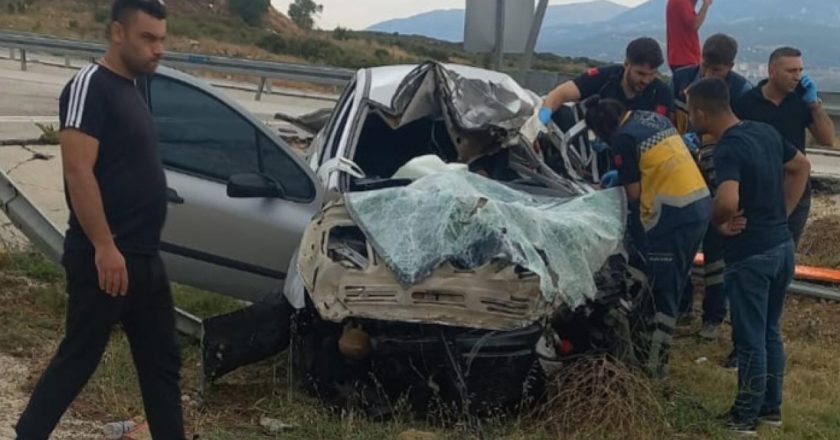 Isparta'da otomobilin TIR'a çarpması sonucu meydana gelen kazada 2 kişi hayatını kaybetti.