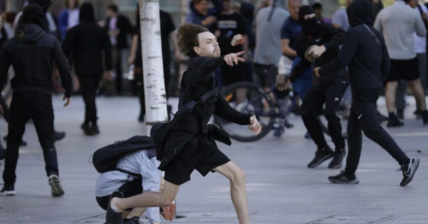 İngiltere'deki bıçaklı saldırının ardından başlayan protestolar ülke geneline yayılıyor