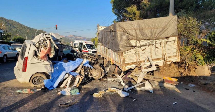 Hafif ticari araç park halindeki TIR'a çarptı: 4 ölü, 3 yaralı