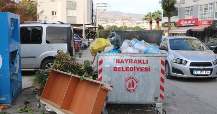 İzmir Bayraklı sokaklarında çöp yığınları oluştu