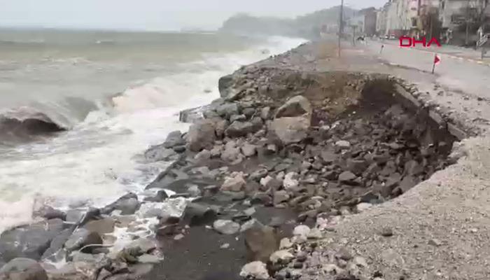 Dev dalgalar sahile yuvarlandı! Karadeniz’de şiddetli fırtına Kastamonu’yu vurdu… Yolda da büyük göçükler oluştu.