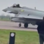 Bir kuşa çarpan Eurofighter Typhoon Hunting Aere’nin pilotu, çatıyı fırlatarak acil bir iniş yaptı.