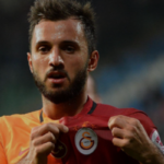 Süper Lig’de uzun yıllar Galatasaray için oynayan Emre Çolak, futboldan ayrıldı, yeni işte köşeyi vurdu!