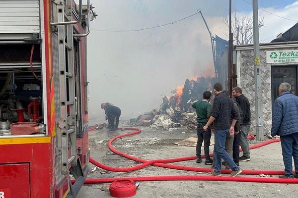 Bursa’da geri dönüşüm tesisinde çıkan yangın çıktı: 1 saatte söndürüldü!