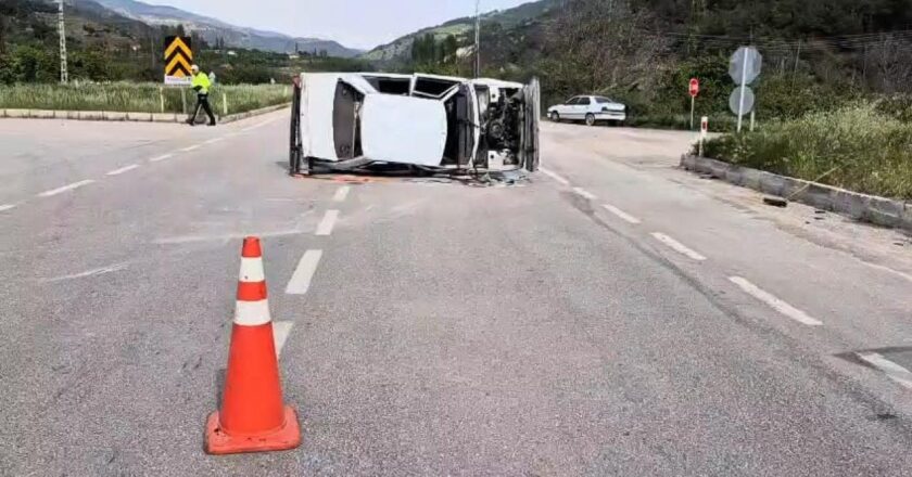 Başıboş köpeğe çarpmamak için manevra yapan araç yan yattı: 3 yaralı