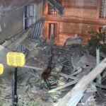 İstanbul’da deprem sonrası hasar alan bina çöktü