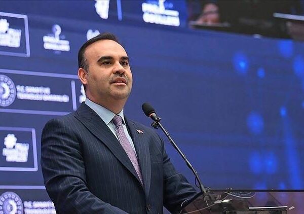 Bakan Kacır Tataristan Cumhur Reisi Minnihanov ile görüştü