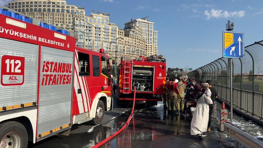 İstanbul'a Yanmış Otobüsün Alevi: Tramvay Hizmetleri Durduruldu 3