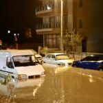 İzmir’de sağanak hayatı olumsuz etkiledi