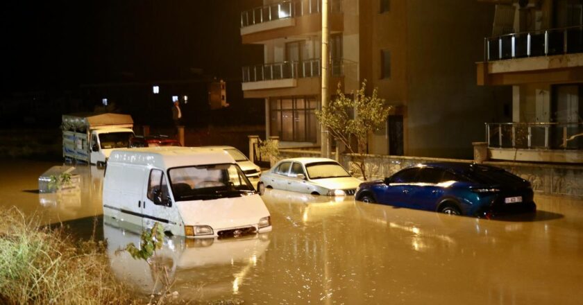 İzmir’de sağanak hayatı olumsuz etkiledi