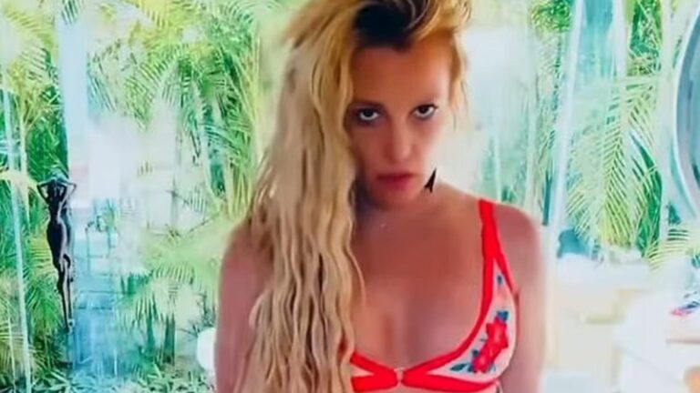 Britney Spears evinde üstsüz dans ettiği videoyla gündem oldu! Temizlik görevlisi temizlik yaparken twerk yaptı
